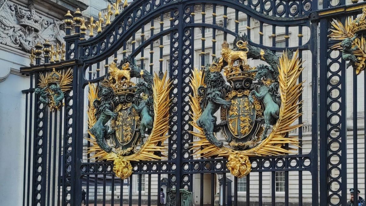 The royal heraldry on the gates of Buckingham palace